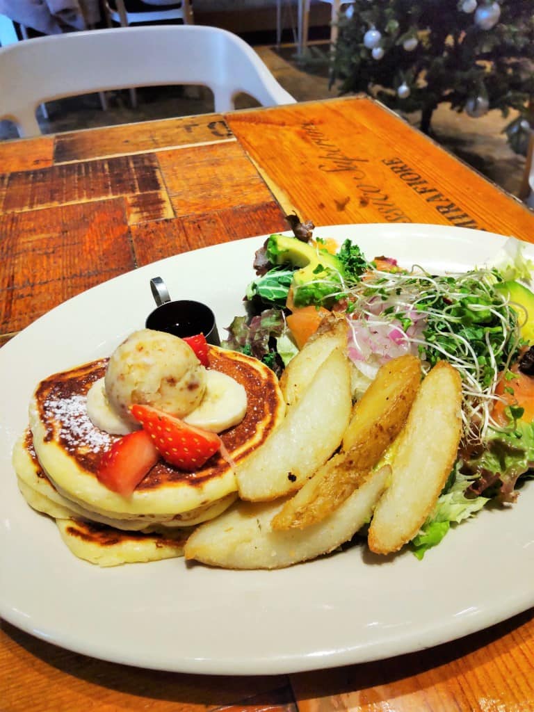 スモークサーモンとアボカド＆フルーツパンケーキ