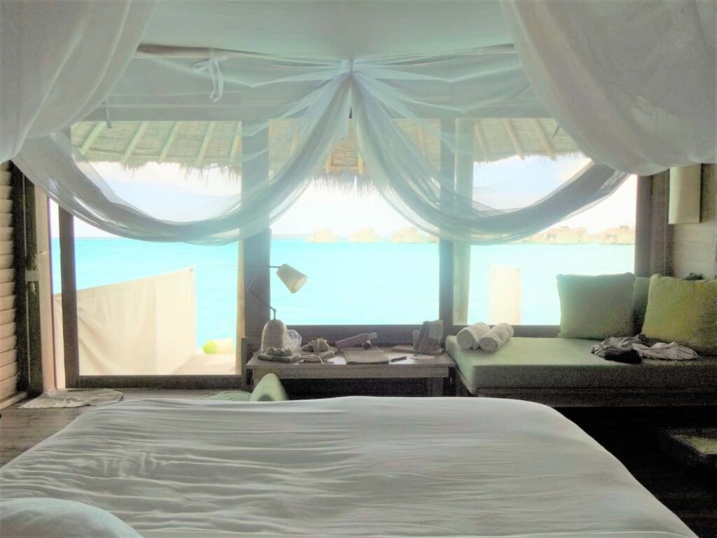 ベッドから海を眺める写真