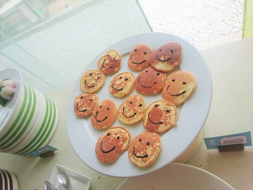 朝食のミニパンケーキの画像