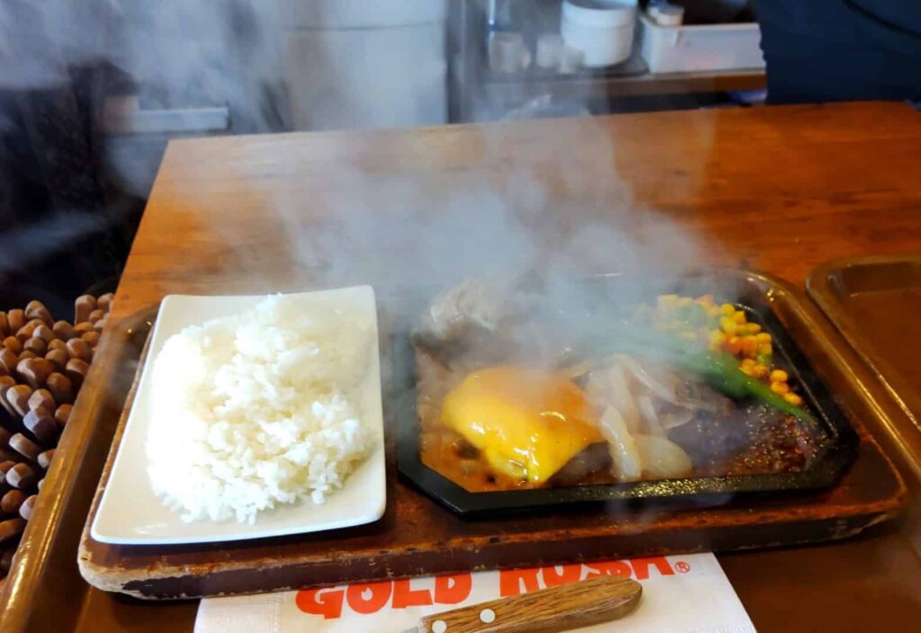 出来たてのハンバーグと大量の湯気の画像