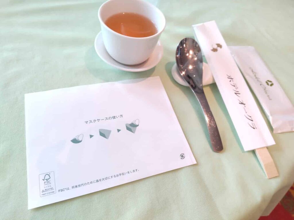 蓮茶とマスクケースの画像